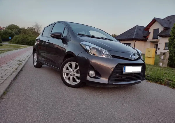 samochody osobowe Toyota Yaris cena 44800 przebieg: 34000, rok produkcji 2014 z Staszów